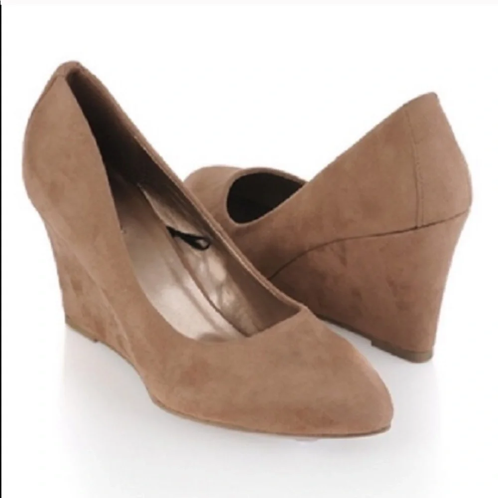 Nude Camel Taupe Pointy Almond Toe Single Sole Wedge Pump 8 - Picture 1 of 3